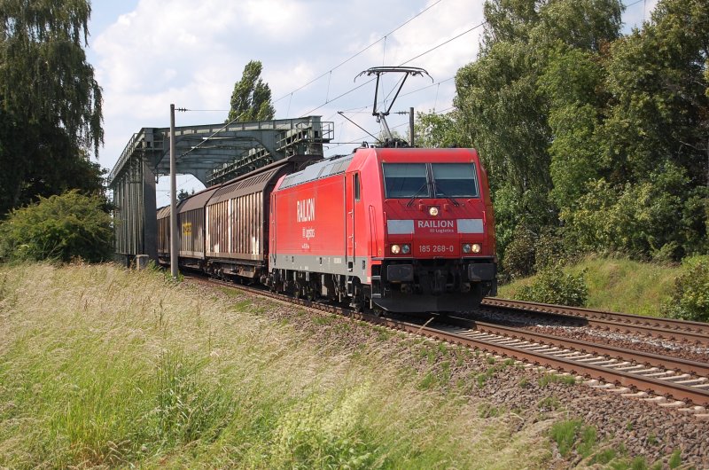 185 268-0 Railion DB Logistics kommt am 18.06.2009 gerade ber die Mittellandkanalbrcke bei Peine