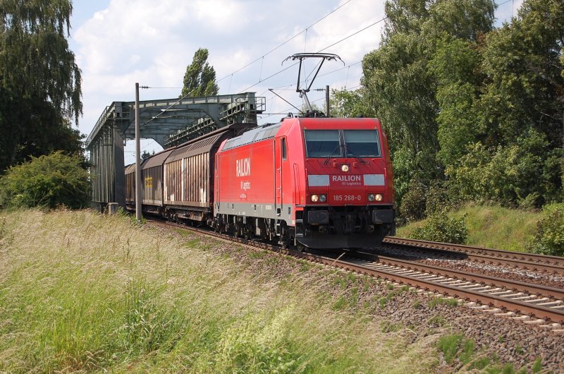 185 268-0 Railion DB Logistics kommt am 18.06.2009 gerade �ber die Mittellandkanalbr�cke bei Peine