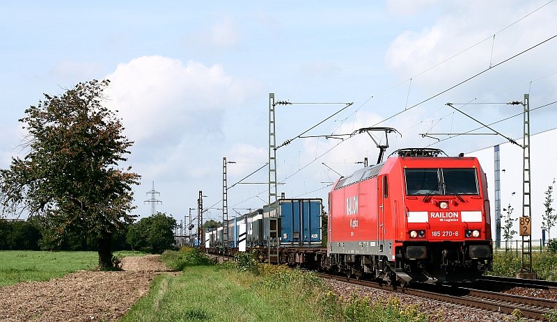 185 270 bringt am 02. September 2008 den TEC 40136 (Piacenza - Bierset Awans) zwischen Muggensturm und Malsch in Richtung Karlsruhe.