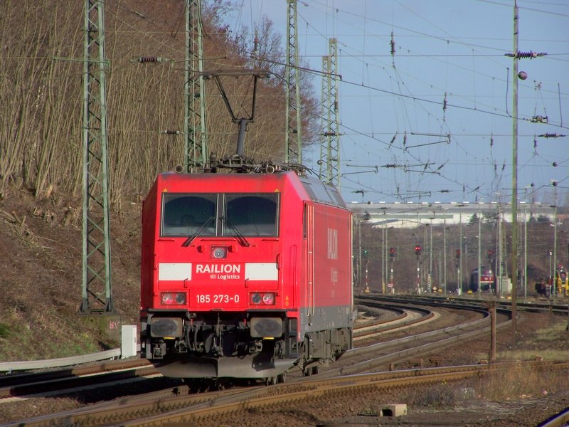 185 273-0 als Lz bei der Durchfahrt von Stolberg Hbf. 01.12.07
