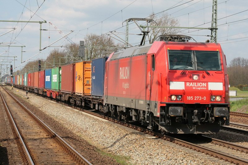 185 273-0 kommt mit einem Containerzug durch Brahlstorf gefahren. 22.04.2008