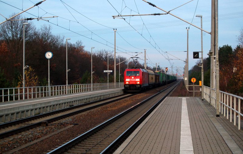 185 273 hatte am 28.11.08 die Aufgabe der Hangtner-Zug zu bespannen. Fotografiert bei der Durchfahrt in Burgkemnitz.