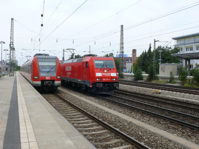 185 277-1 mit gemischten Gterzug und 423 709-5 als S20 nach Deisenhofen am Heimeranplatz, 21.08.2009