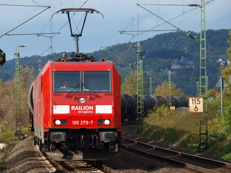 185 279-7 kommt  mit einem Kesselzug bei km 115,6 in Leubsdorf das Rheintal hoch.