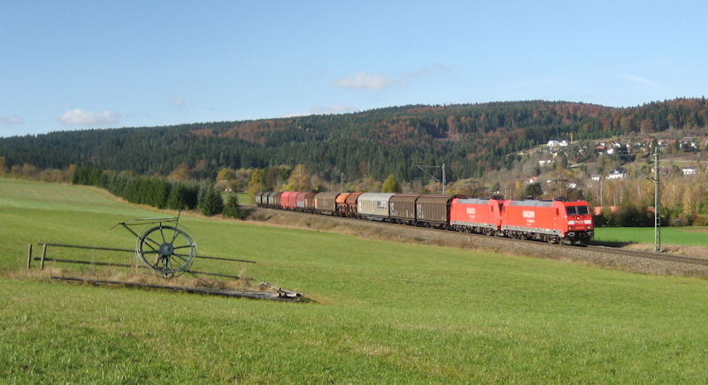 185 280-5 und 185 205-2 mit dem FE 44696 (Zrich-Limmattal - Kornwestheim ) am 27. Oktober 2009 bei Mhringen.
