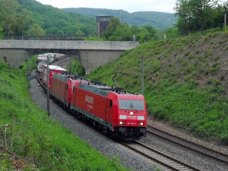 185 280-5 und 185 344-9 mit IKL 50509 Rheinhausen - Singen(Htw) kurz vor ihrem Zielbahnhof. 28.05.09
