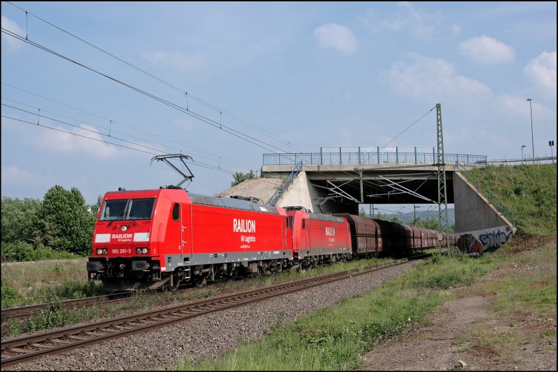 185 281 (9180 6 185 281-3 D-DB) und 185 286 (9180 6 185 286-2 D-DB) schleppen bei Oberwengern vermutlich den CS 48700 von Grokotzenburg nach Rotterdam-Maasvlakte. (16.05.2008)
