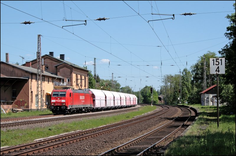 185 282 (9180 6 185 282-1 D-DB) durchfhrt mit einem Kalkzug den ehemaligen Bahnhof Westhofen Richtung Hagen-Vorhalle. (10.05.2008)