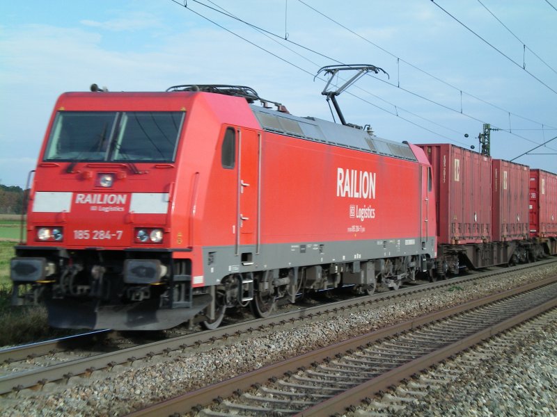 185 284-7 der Railion GmbH mit Gz hinter Offenburg bei km 150/4