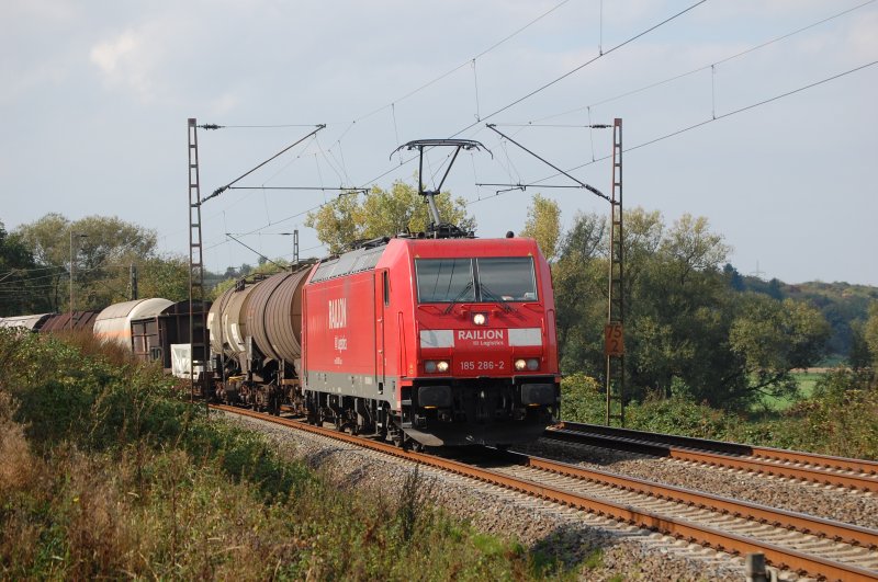 185 286-2 mit einem gem.GZ am 26.9.2009 am B km 75,1 bei Salzderhelden gen Norden