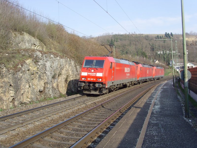185 287-0 zog zwei ihrer Schwestern durch den Haltepunkt Istein. 22.03.09