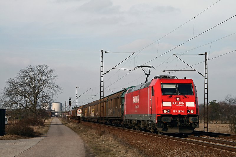 185 287 bef�rdert am 28. Februar 2009 den FE 44661 und konnte zwischen Wagh�usel und Wiesental fotografisch festgehalten werden.