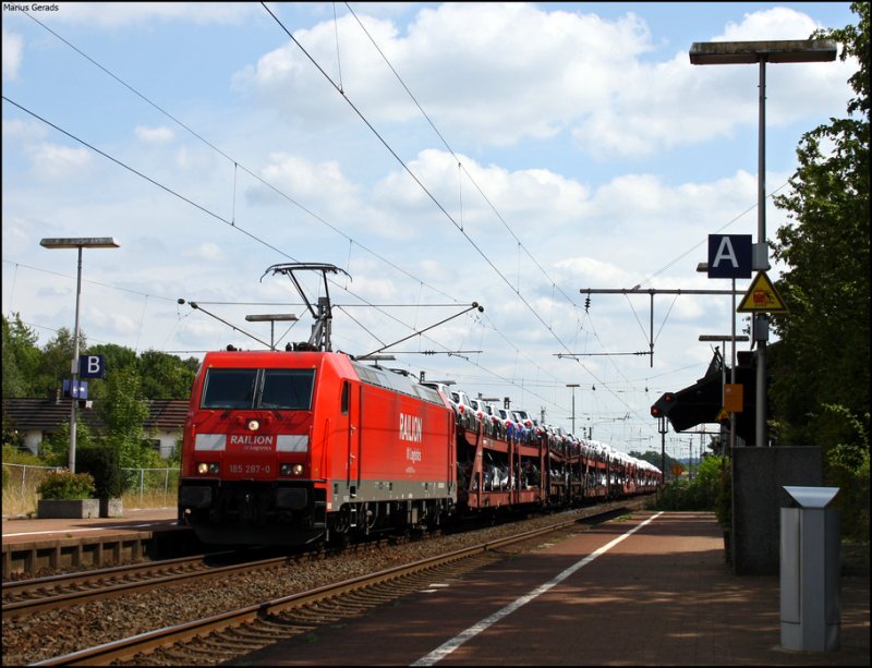185 287 mit einem Gterzug Richtung Rheine bei der Durchfahrt von Ibbenbren 31.7.2009
