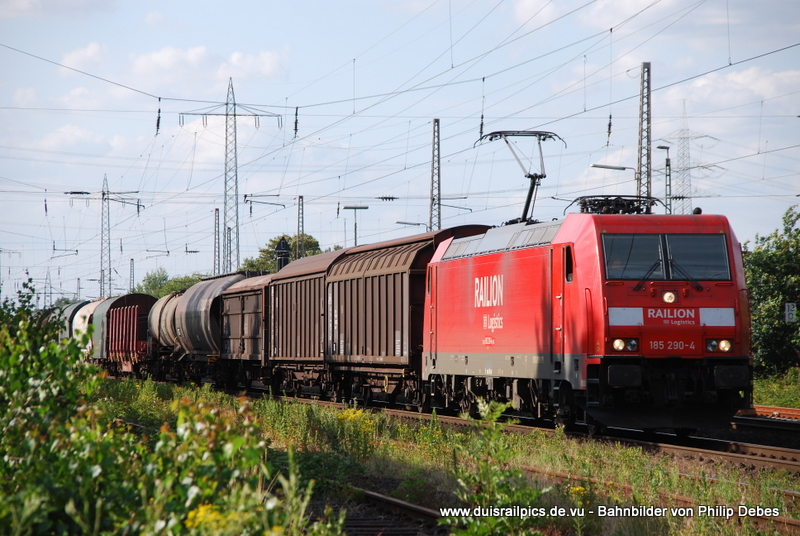 185 290-4 (Railion DB Logistics) fhrt am 15. Juli 2009 um 18:29 Uhr mit einem GZ durch Ratingen Lintorf