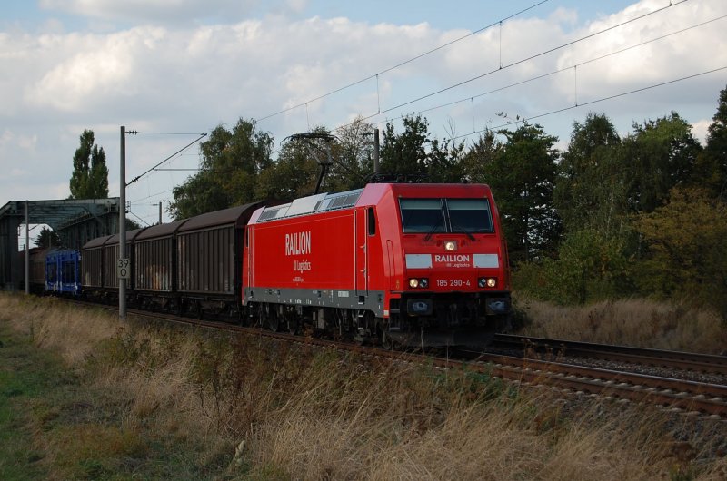 185 290-4 Railion Logistics am 24.09.2009 kurz nach berquerung des Mittellandkanals bei Peine