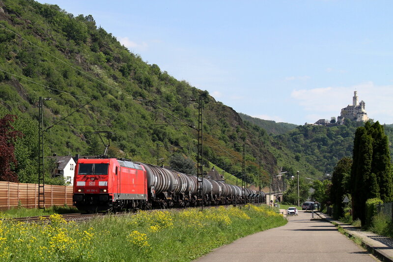 185 290 kommt am 11.05.2024 mit Kesselwagen durchs Mittelrheintal 