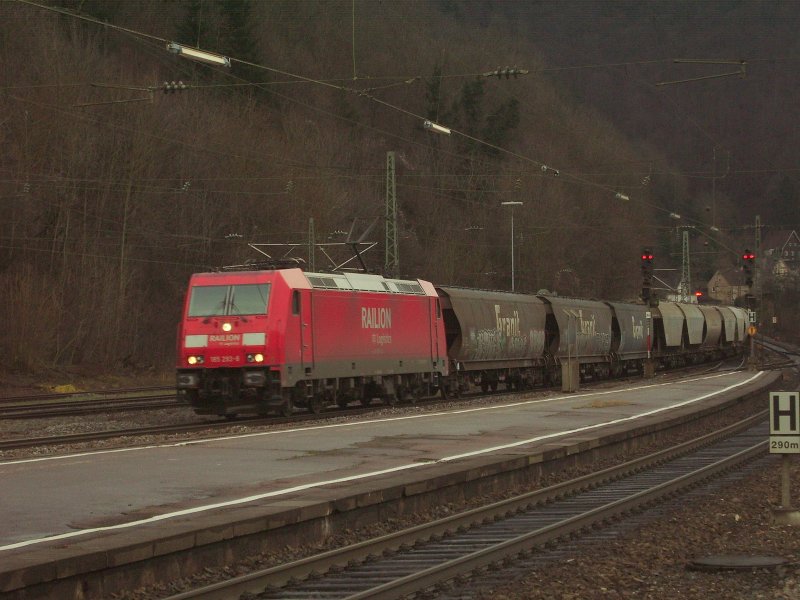 185 293-8 zieht einen Gterzug in Richtung Stuttgart durch Geislingen(Steige). 22.12.08