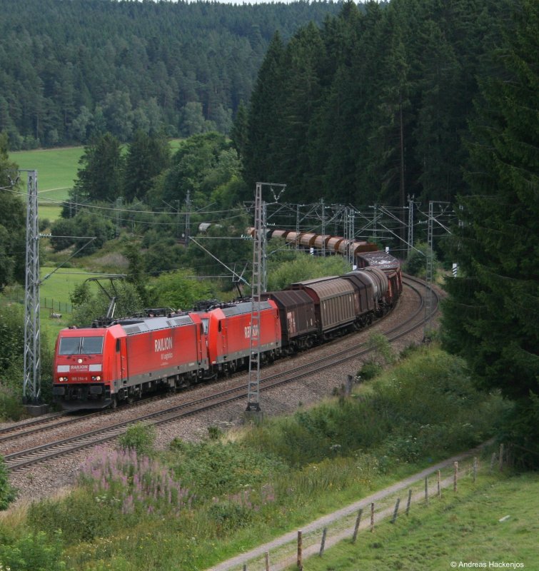 185 294-6 und 163-3 mit dem FZT55834 (Villingen-Offenburg Gbf)am km 69,0 6.8.08