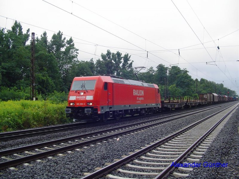 185 295-3 durchfhrt am 09.08.2007 mit einem Gterzug in Richtung Wrzburg den Bahnhof Elm, der fr den Personenverkehr schon lange keine Bedeutung mehr hat.
