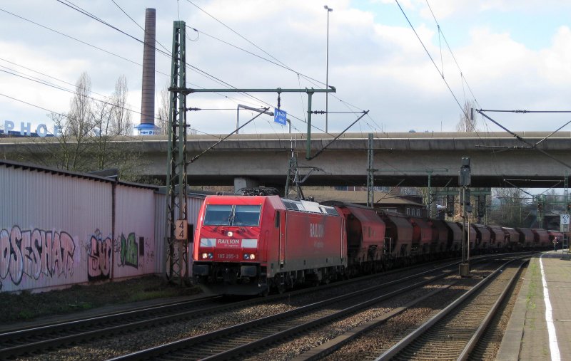 185 295-3 rollt am 1.04.09 mit einem Kalisalzzug aus Hamburg-Hansaport durch Hamburg-Harburg Richtung Sden.