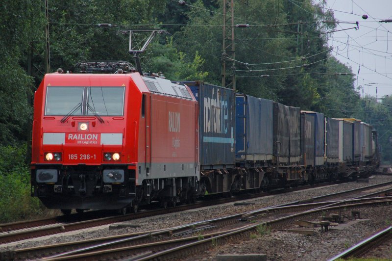 185 296-1 der DB Railion Logistics mit einem Gterwagenzug am 19.07.2007 in Datteln in Westfalen.