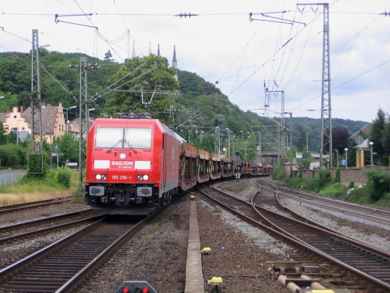 185 296 durchfhrt am 04.07.2007 den Bahnhof Remagen mit einem leeren Autozug.