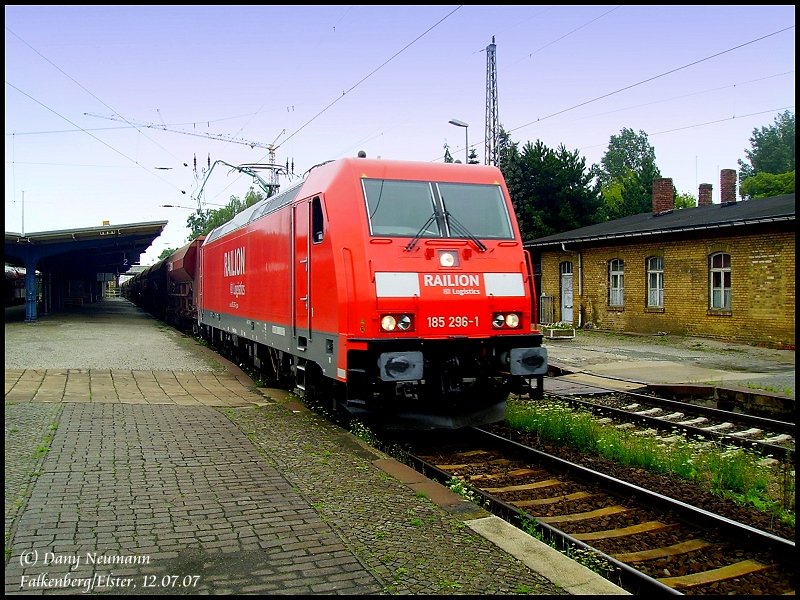 185 296 vor einem Kohlezug der DB AG im Bahnhof Falkenberg/ELster in Richtung Dessau. Aufgenommen am 12.07.07. 