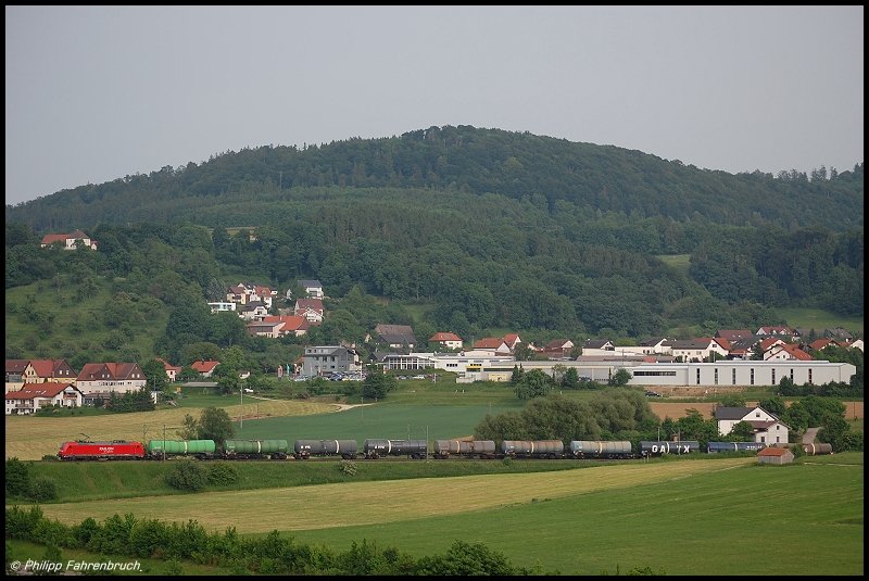 185 297 befrdert am Abend des 27.05.08 Kesselwagen ber die KBS 786 in Richtung Crailsheim, aufgenommen kurz vor Goldshfe. Die Ortschaft im Bildhintergrund heit Oberalfingen.