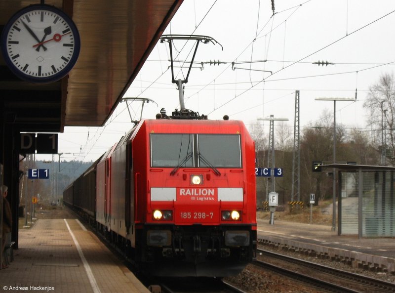 185 298-7 und 230-0 mit einem aus Hibis Wagen bestehenden Gterzug bei der Durchfahrt St.Georgen(Schwarzw) gen Offenburg