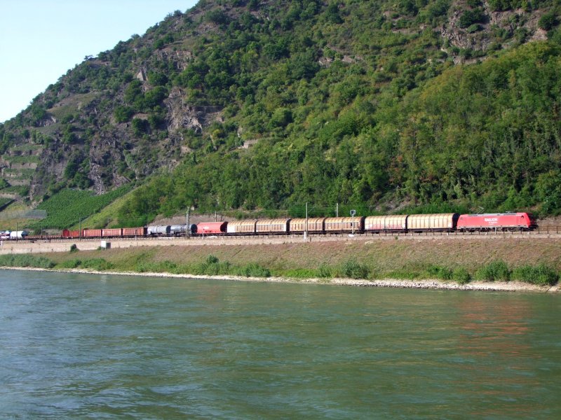 185 299-5 ist mit einem gemischtem Gterzug auf der Rechten-Rheinstrecke Richtung Wiesbaden (zwischen St.Goarshausen u. Kaub) unterwegs; 080827
