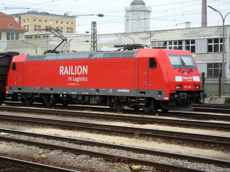185 300-1 mit einem G�terzug in Singen. Sie tr�gt schon die neue Folie  Railion DB Logistics . 14. August 2008.