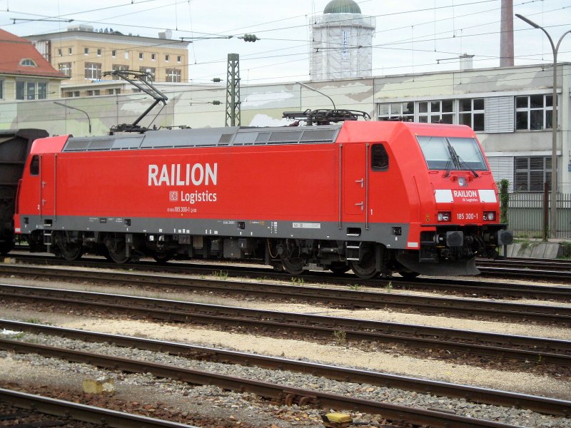 185 300-1 mit einem Gterzug in Singen. Sie trgt schon die neue Folie  Railion DB Logistics . 14. August 2008.