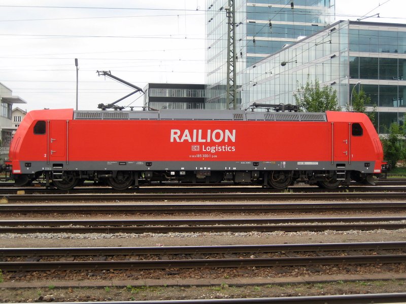 185 300-1  Railion DB Logistics  vor einem gemischten Umleiter GZ in Singen (Htw). Die Fahrt ging nach Schaffhausen. 14. August 2008.