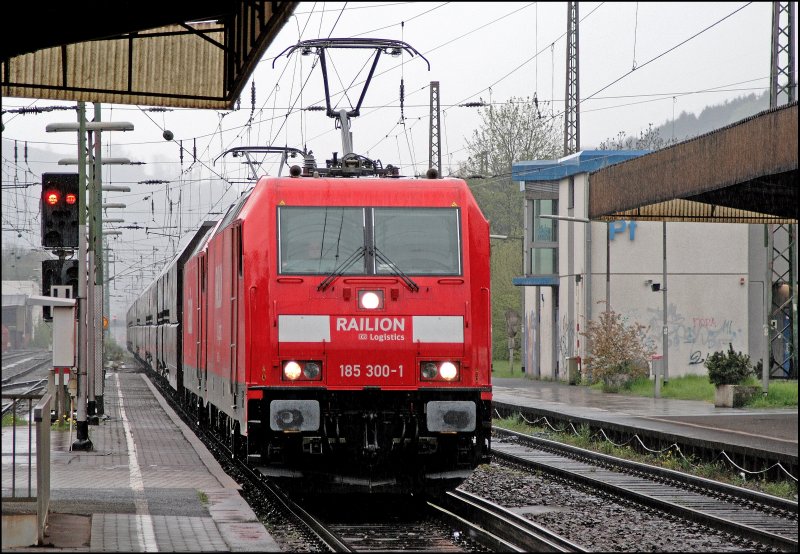 185 300 (9180 6 185 300-1 D-DB) und 185 233 rollen mit ihrem Kohleleerzug(?) in Plettenberg ein. Nach einem kurzen Halt geht es weiter Richtung Finnentrop. (28.04.2008)
