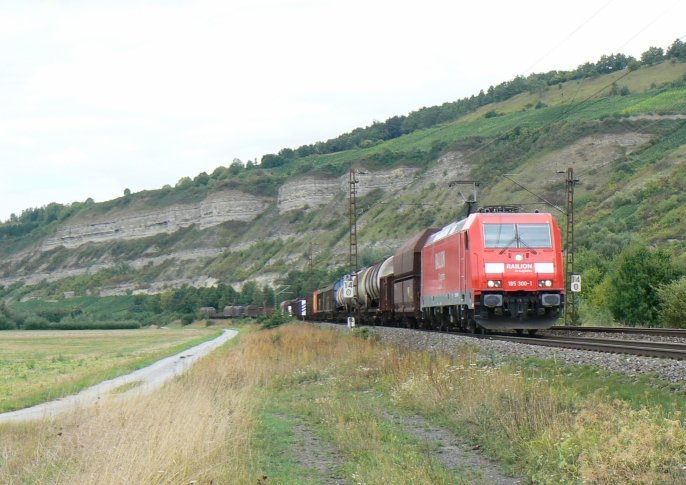 185 300 mit einem schnen gemischten Gterzug fuhr am 21.8.2008 im Maintal bei Thngersheim in Richtung Wrzburg. Der Wetterbericht hat am Vortag aber auch noch was anderes gesagt...
