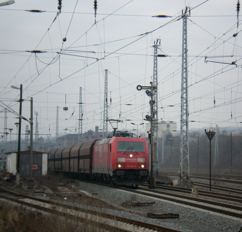 185 301-9 mit einem Ganzzug aus plonischen Wagen hat Ausfahrt aus dem Bahnhof Sangerhausen, 29.01.2008
