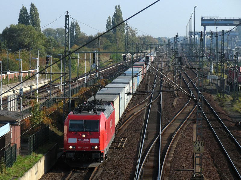 185 301 mit einem Containerzug in Richtung Hamburg; Billwerder-Moorfleet, 11.10.2008