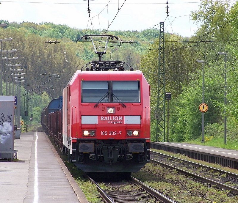 185 302-7 durchf�hrt mit einem G�terzug den Bf �bach-Palenberg in richtung Venlo am 2.5.08