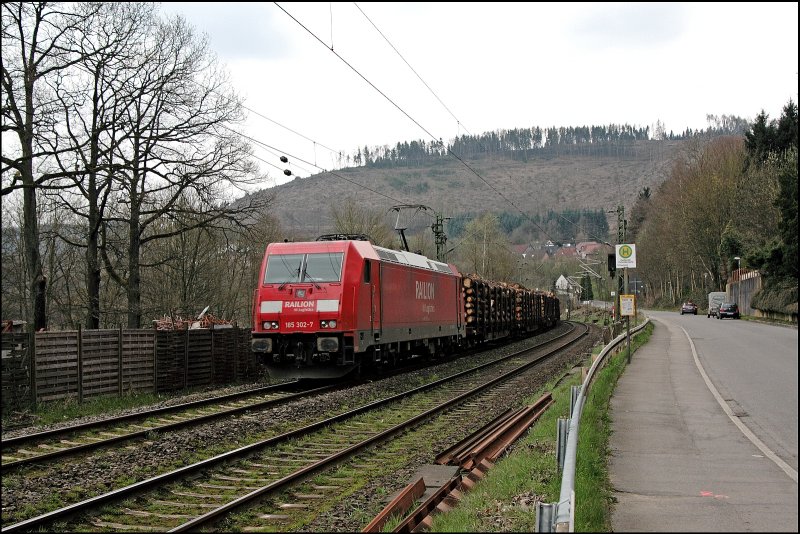 185 302 (9180 6 185 302-7 D-DB) bespannt einen Holzzug bei Altena(Westf) und bringt ihn Richtung Norden. (09.04.2008)