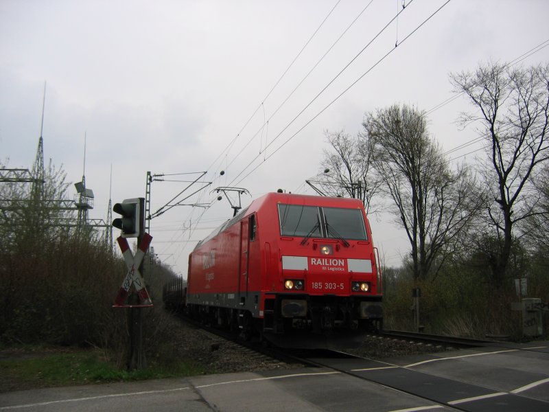 185 303-5 mit einem Stahlzug am 04.04.2008 am Km 28,190 in Dsseldorf