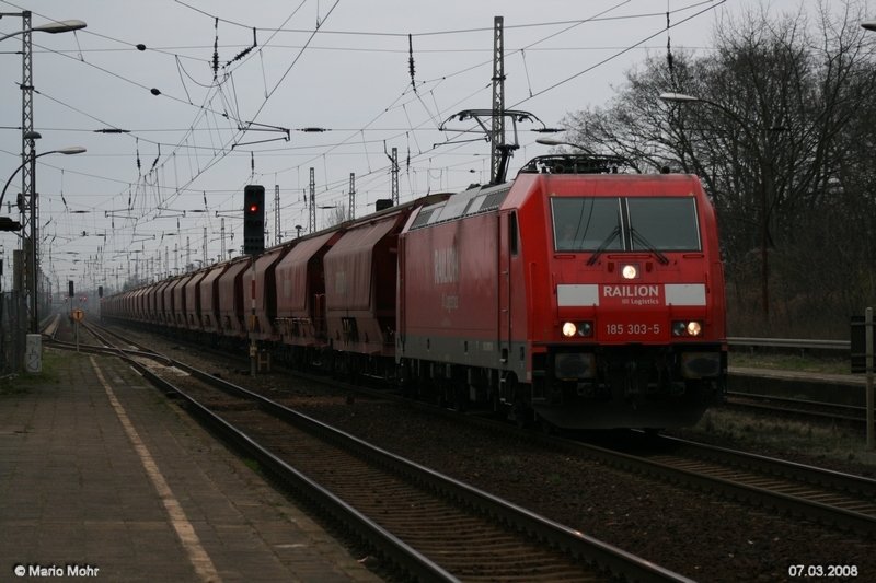 185 303-5 mit Tanoos am Hacken auf dem Gegengleis.