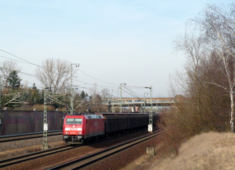 185 303-5 zieht einen Ganzzug aus Schiebewandwagen durch Neuluheim in Richtung Sden. 25.02.09