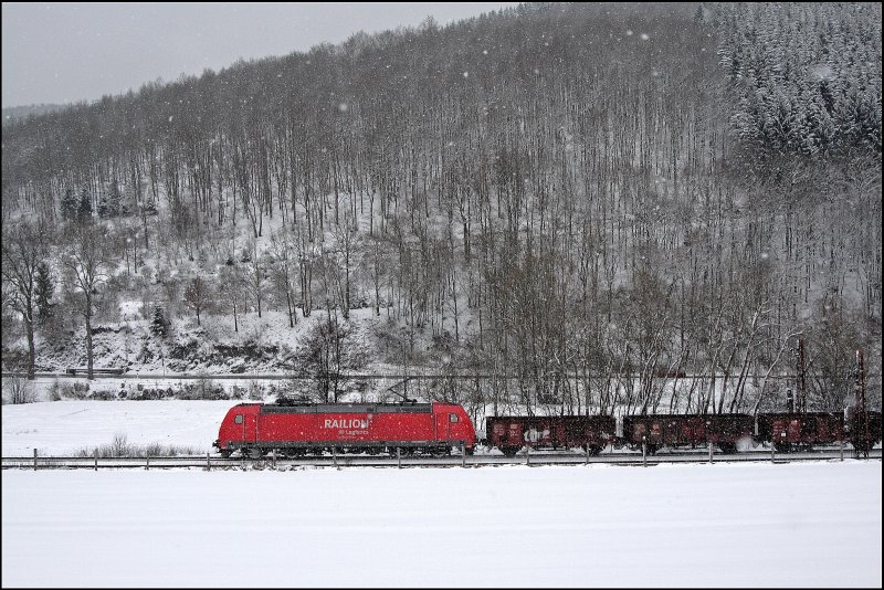 185 303 (9180 185 303-5 D-DB) bringt bei Benolpe einen Gterzug aus dem Ruhrgebiet Richtung Kreuztal. (26.03.2008)
