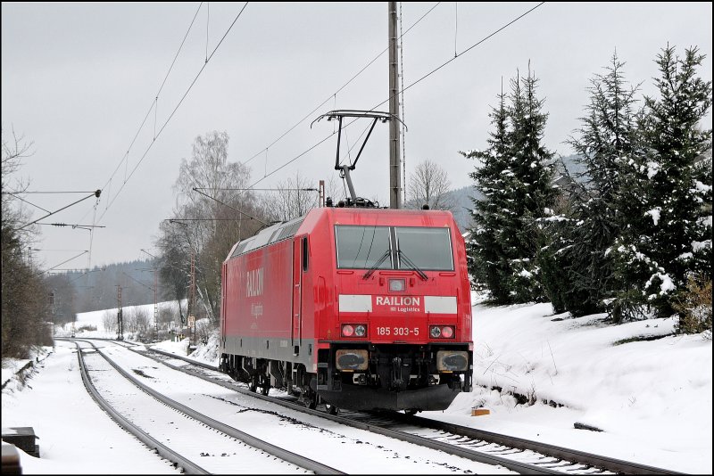 185 303 (9180 185 303-5 D-DB) rollt von Kreuztal komment durch Benolpe Richtung Altenhundem. (26.03.2008)