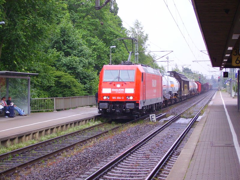 185 304-3 fhrt bei schlechtem Wetter durch Elmshorn in Richtung Dnemark.