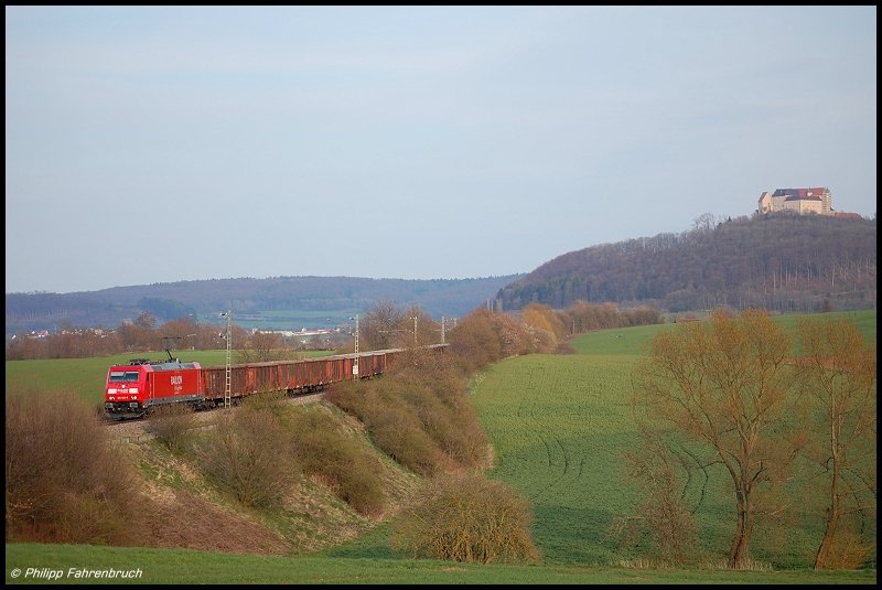 185 305 zieht am 17.04.08 CS 60706 von Harburg(Schwaben) nach Heilbronn, aufgenommen bei Westhausen an der Riesbahn (KBS 995). Schubtriebfahrzeug war 140 173.