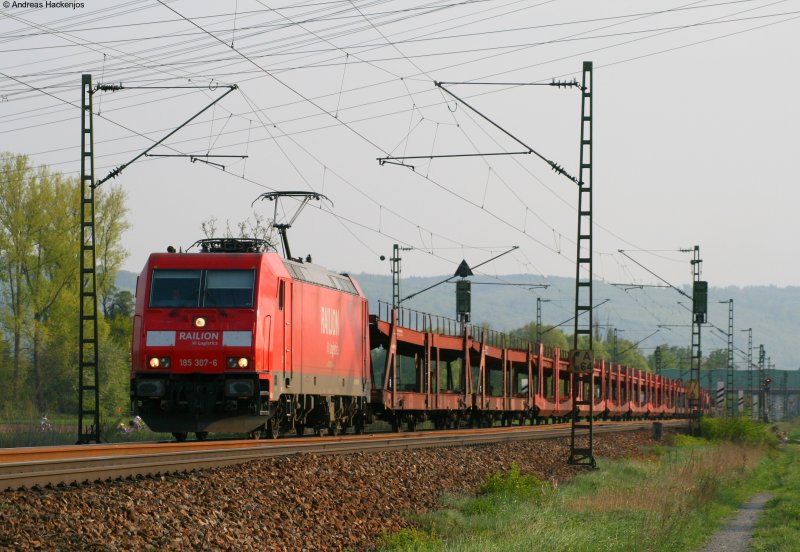 185 307-2 mit einem leerem Autotransportzugam Abzweig Brunnstck 15.4.09