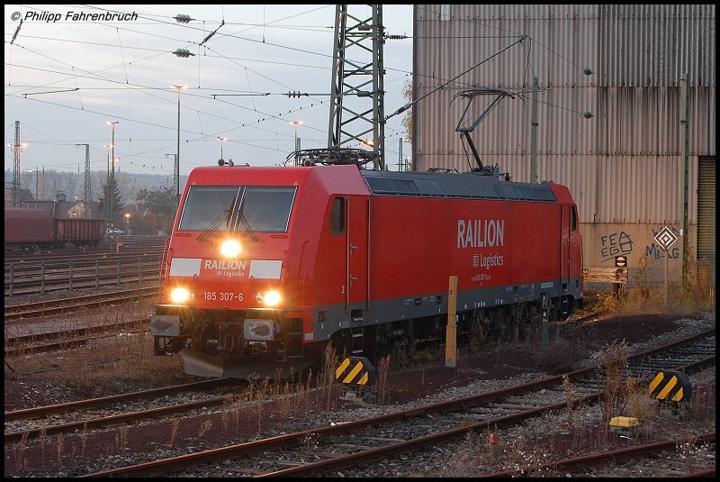 185 307-6 steht am Abend des 29.10.07 angebgelt vor dem ehem. BW in Aalen, spter wird sie an den FZT 56080 nach Stuttgart-Hafen ansetzen.