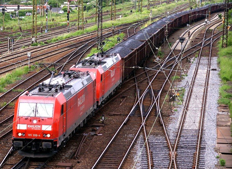 185  308-4 und 185 301-9 fahren am 18.5.08  mit ihrem 35 Wagen umfassenden Kohlenzug in Halle ein.