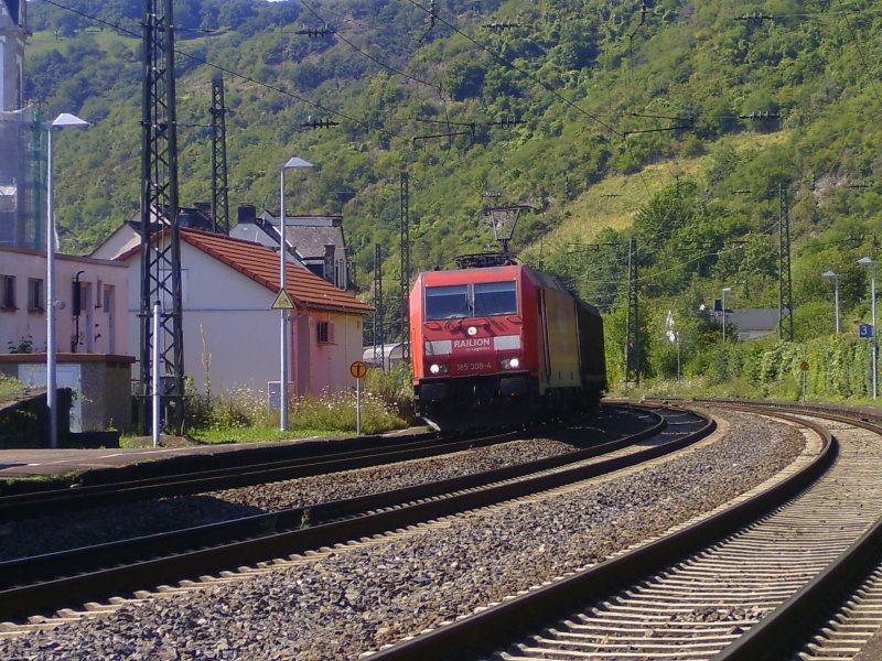 185 308 am 4.8.2009 mit gem. Gterzug bei der Durchfahrt von Kamp-Bornhofen